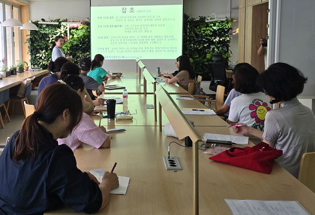 영등포공원 정원문화센터에서 교육을 수강하고 있는 마을정원사 모습