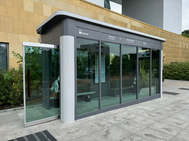 용인세브란스병원 입구에 설치한 냉난방 시설을 갖춘 박스형태 버스승강장