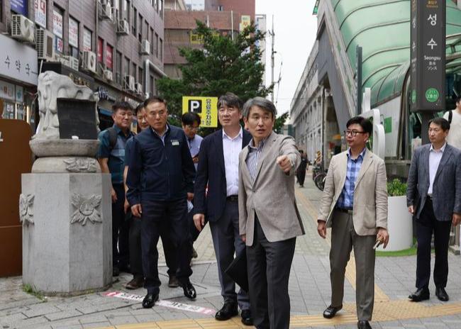 백호 서울교통공사 사장이 지난 12일 2호선 성수역을 방문하여 현장 안전 점검에 나섰다.