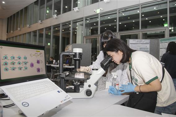 과학페스티벌에 참여한 여학생이 과학실험을 체험하고 있다(사진=이화여대 홍보실)