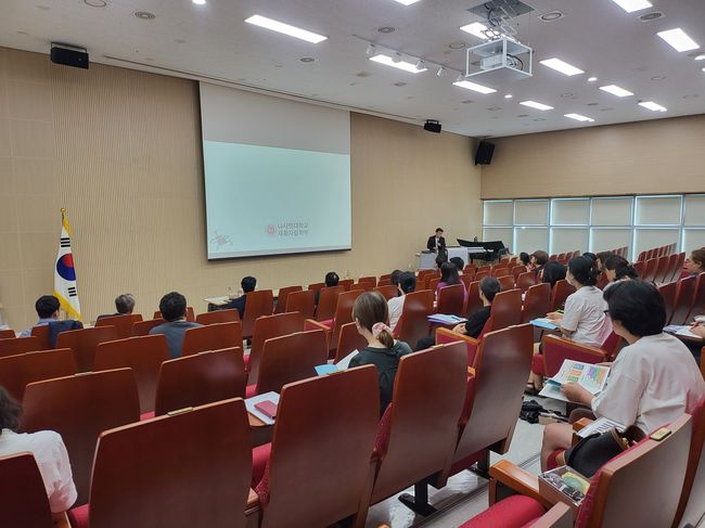 충남교육청과학교육원에서 열린 2024 특수교육대상학생 대학 입학 설명회에서 나사렛대학교 재활자립학부의 입시정보를 설명 중인 사진