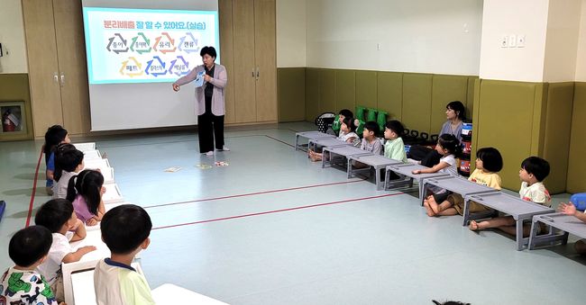 분리수거를 어린이 눈높이에 맞게 설명하고 있는 모습