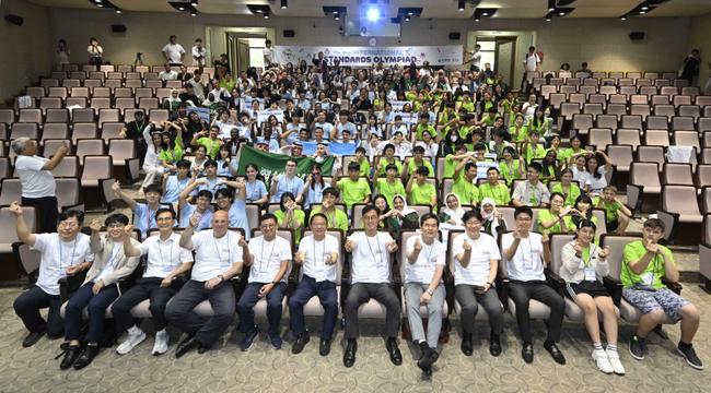 진종욱 산업통상자원부 국가기술표준원장은 2024. 8. 14(수) 16:00 충남 천안시 캠코인재개발원에서 일본, 싱가폴, 중국, 인도네시아 등 11개국 40개팀 120명의 중 · 고등학생이 참여한 가운데 열린 「제19회 국제표준올림피아드 폐회식」 에 참석하여, 폐회사를 한 후 인공지능분야 대상 수상인 싱가폴 대표팀에게 국무총리상을 수여했다.