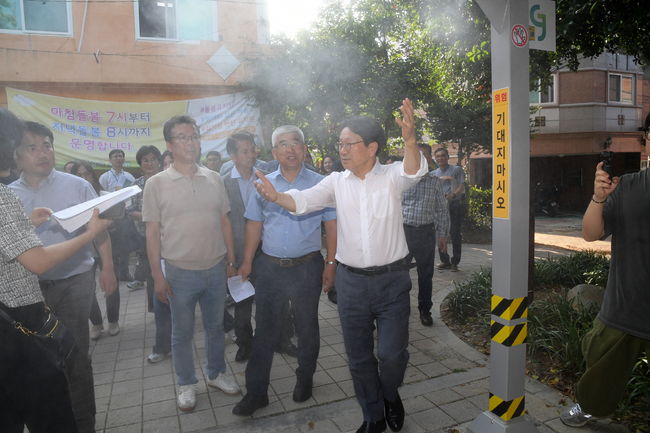 강기정 광주광역시장이 지난 7월3일 정책소풍으로 창업기업 실증사업 현장인 월곡1동 하늘어린이공원을 찾아 친환경 살균 수처리 쿨링포그 시스템을 점검했다.