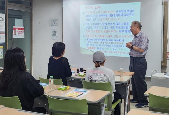 서울특별시학교밖청소년지원센터(이하 센터, 센터장 서현철)가 학교 밖 청소년의 다양한 진로 · 직업 멘토링 활동 및 성장 지원을 위해 대한민국명장과 함께하는 오픈멘토링(이하 오픈멘토링)을 운영한다.