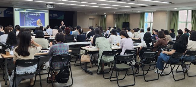 부천시는 사회적 고립 가구 지원 및 고독사 예방을 위해 지난 14일 관련 업무 담당자 및 명예사회복지공무원을 대상으로 역량 강화 교육을 진행했다.