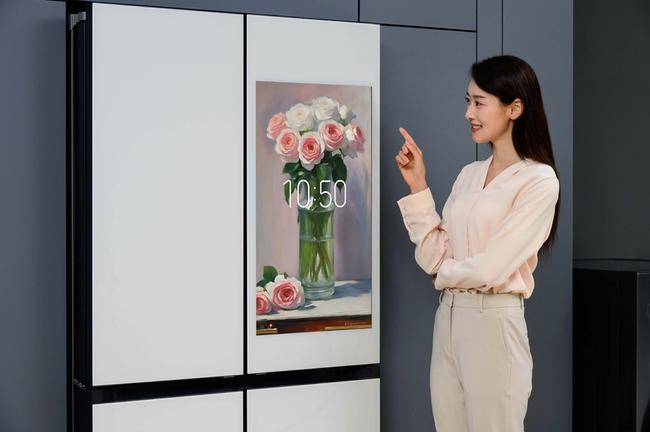 삼성전자 모델이 `비스포크 AI 패밀리허브` 냉장고의 `생성형 배경 화면`을 소개하고 있다.