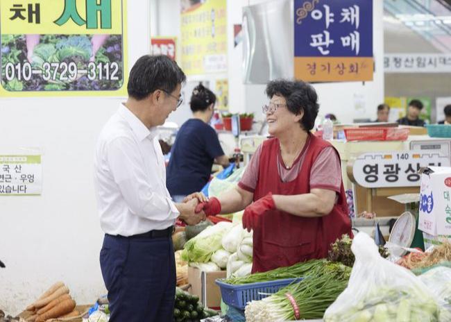 경기도가 마음 넉넉하고 안전한 명절 연휴를 위해 `추석 연휴 종합대책`을 추진한다. 도는 연휴가 시작되는 9월 14일부터 9월 18일까지 닷새간 `추석 연휴 종합상황실`을 운영하고 비상근무 체계를 구축해 도민 불편을 최소화할 계획이다.