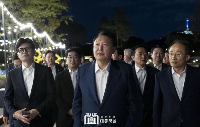 윤석열 대통령이 9월 24일 저녁 용산 대통령실 앞 분수정원에서 국민의힘 지도부 초청 만찬을 가졌다.