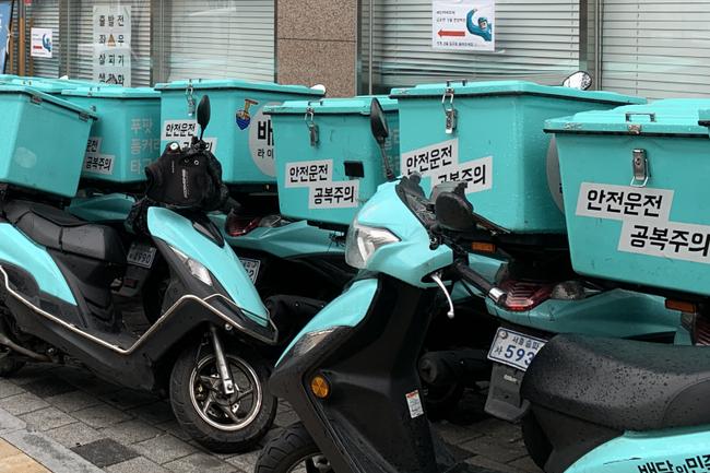 국토교통부와 배달서비스 공제조합은 6월 출시한 시간제 공제보험상품에 이어, 연 · 월 단위 공제보험상품을 9월 30일 신규 출시한다.