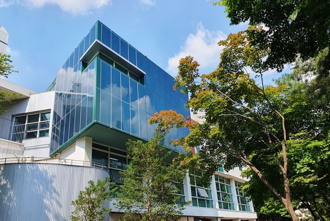 건물일체형 컬러 태양광 발전시설(BIPV)이 설치 된 노원어린이도서관