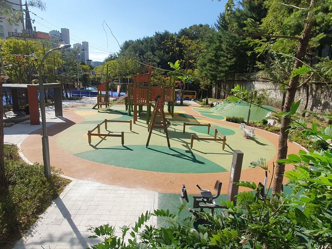 용인특례시는 기흥구 상갈동 금화1어린이공원이 흥미진진한 놀이기구를 갖춘 `주민참여형 어린이놀이터`로 탈바꿈했다.