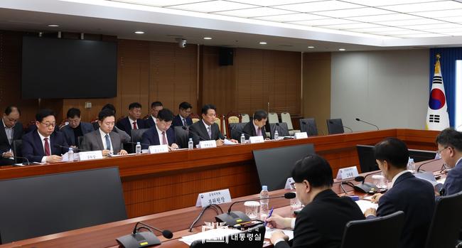 10월 27일 대통령실은 성태윤 정책실장, 김태효 국가안보실 1차장 공동 주재로 안보 · 경제 상황점검회의를 개최해 이스라엘의 이란 공격 상황과 관련해서 우리 안보와 경제에 미치는 영향을 점검하고 대응 방향을 논의했다.