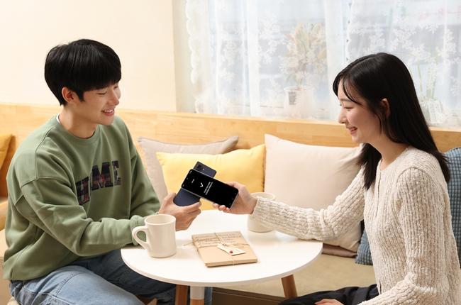 갤럭시 스마트폰끼리 맞대는 방식으로 간편하게 송금이 가능한 삼성월렛 `탭 이체` 기능을 시연하는 모습