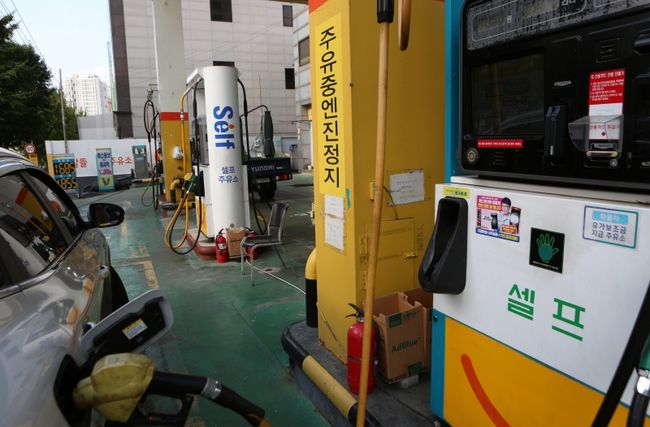 정부는 유류세 한시적 인하 조치를 2개월 더 연장한다고 밝혔다.