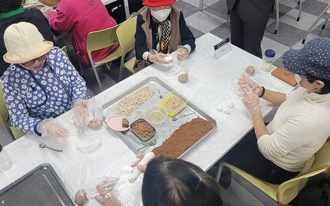 10월 노인의 날 기념 `선배 시민`도 공정무역 배워요