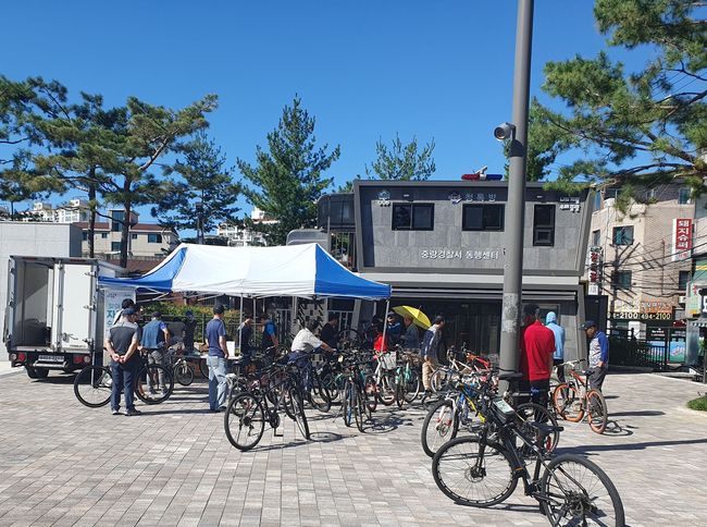 지난 9월 면목역 광장에서 진행된 찾아가는 자전거 이동수리 · 세척 모습