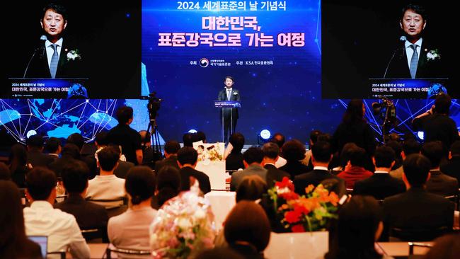 안덕근 산업통상자원부 장관이 2024. 10. 15(화) 14:00 서울 중구 대한상공회의소 국제회의장에서 진종욱 국가기술표준원장, 강명수 한국표준협회장을 비롯한 표준관련 협 · 단체와 기업 및 수상자 등 관계자 150여명이 참석한 가운데 열린 「2024년 세계 표준의 날 기념식」에 참석해 축사를 하고 있다.