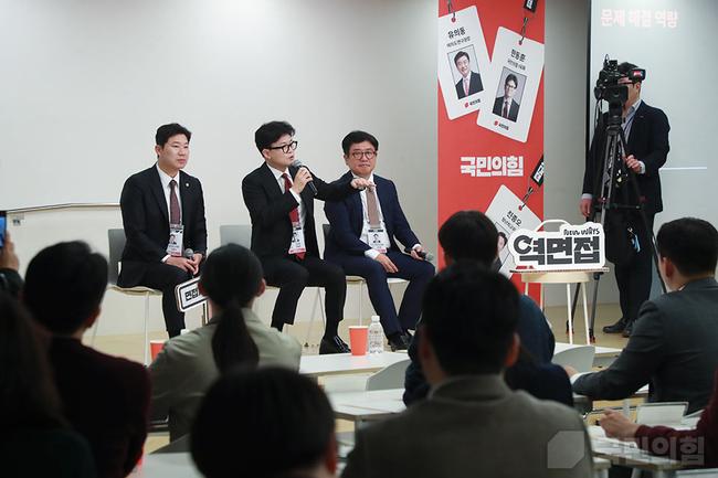 27일 오후 한동훈 당 대표는 유의동 여의도연구원장과 함께 서울시 성동구에서 `역면접x국민의힘, 2030이 묻고 정당이 답하다`에 참석을 하여 청년들과 대화를 나누었다.