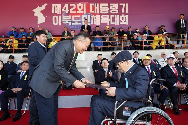 이상민 행정안전부 장관이 20일 오전 서울 효창운동장에서 열린 제42회 대통령기 이북도민 체육대회에 참석하여 유공도민에 대한 정부 포상을 수여하고 있다.