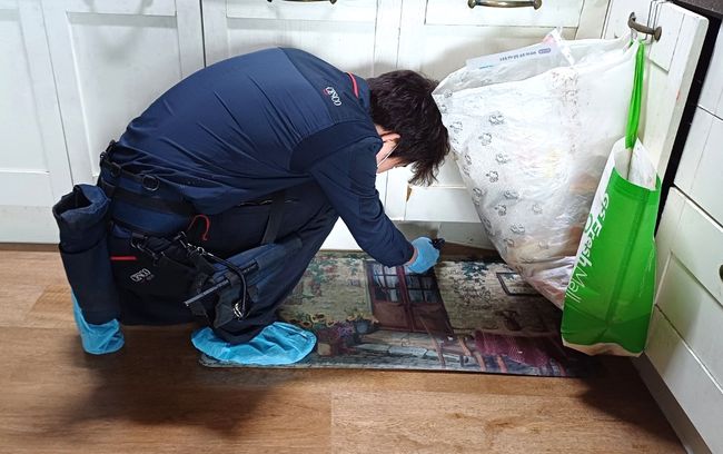 주거 취약계층 아동 가정에 방문해 `해충 작업`을 하고 있는 모습