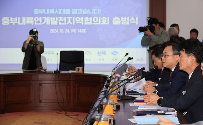 고기동 행정안전부 차관이 24일 오후 충북 청주시 소재 청남대(대통령기념관)에서 열린 중부내륙연계발전지역협의회 출범식에 참석해 인사말을 하고 있다.