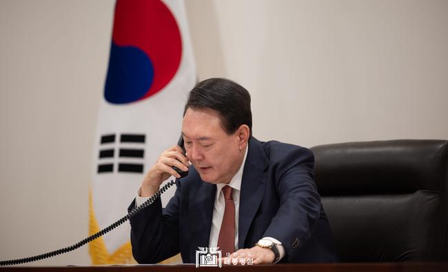 10월 28일 윤석열 대통령은 ｢우르술라 폰 데어 라이엔(Ursula von der Leyen)｣ 유럽연합(EU, European Union) 집행위원장의 요청으로 전화 통화를 갖고, 북한의 러시아 파병에 대한 정보를 공유하고 앞으로의 대응 방안을 논의했다.