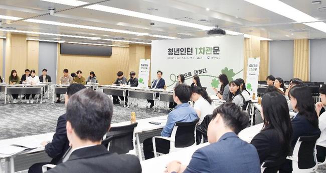 김범석 기획재정부 차관이 10월 14일 오후 정부세종청사에서 열린 `청년인턴 간담회`에 참석, 기획재정부 청년인턴들과 대화를 나누고 있다.