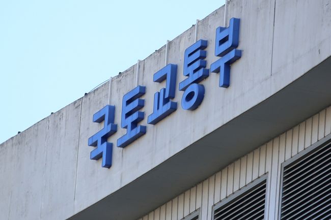 국토교통부는 16일 보건복지부, 소방청 등 관계 중앙행정기관과 17개 지방자치단체와 합동으로 `생활숙박시설 합법사용 지원방안`을 발표했다.