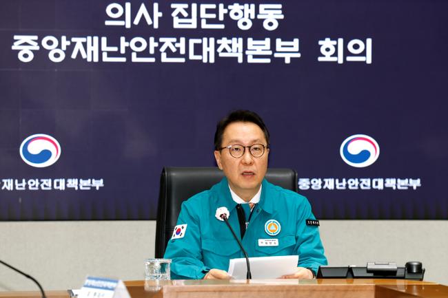 중앙재난안전대책본부 제1총괄조정관인 보건복지부 박민수 제2차관이 7일 오전 정부서울청사 상황실에서 의사 집단행동 중대본 회의를 주재하고 있다.