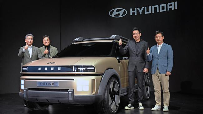 현대자동차는 10월 31일(목) 현대 모터스튜디오 고양(경기도 고양시 소재)에서 수소에 대한 신념과 비전 공유의 장 `Clearly Committed: 올곧은 신념` 행사를 열고 수소전기차 콘셉트카 `이니시움(INITIUM)`을 최초로 공개했다.