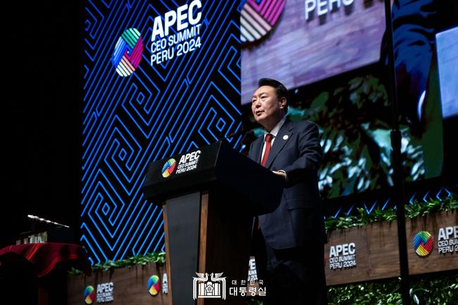 윤석열 대통령은 11월 15일(현지시간) 페루 리마에서 열린 APEC CEO 서밋에 참석해, 내년 경주 APEC 정상회의에서 논의될 세 가지 중점 과제인 `연결`(Connect), `혁신`(Innovate), `번영`(Prosper)을 중심으로 기조연설을 진행했다.