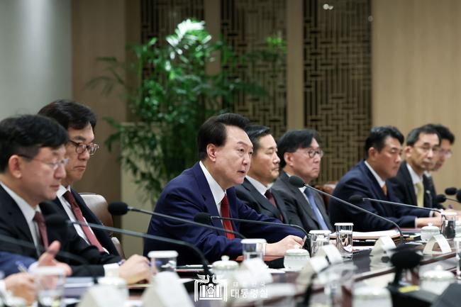 윤석열 대통령은 10일 용산 대통령실에서 `대외 여건 변화에 따른 경제 · 안보 점검회의`를 주재하고, 미국 대선 이후 예상되는 세계 경제와 안보 변화에 선제적으로 대비할 것을 당부했다.