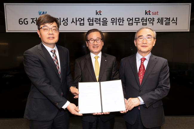 KT가 KT SAT, KAI와 함께 6G와 저궤도 위성 사업 협력을 위한 업무협약을 체결했다고 3일 밝혔다. 사진 우측부터 KT 김영섭 대표, KAI 대표이사 강구영 사장, KT SAT 서영수 대표가 서울 종로구 KT광화문빌딩 이스트에서 업무협약을 체결하고 기념 촬영을 하고 있다.