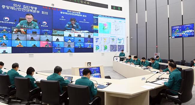 이한경 중앙재난안전대책본부 제2총괄조정관 (행안부 재난안전관리본부장)이 28일 오전 세종시 정부세종청사 중앙재난안전상황실에서 열린 `의사 집단행동 관련 중대본 회의`를 주재하고 있다.