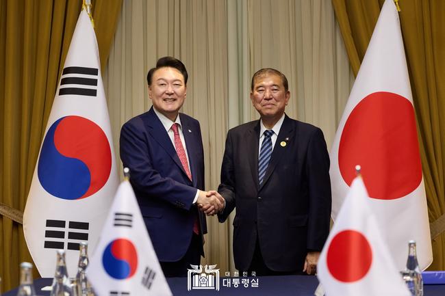 윤석열 대통령은 11월 16일 페루 리마에서 이시바 시게루 일본 총리와 한일 정상회담을 가졌다.