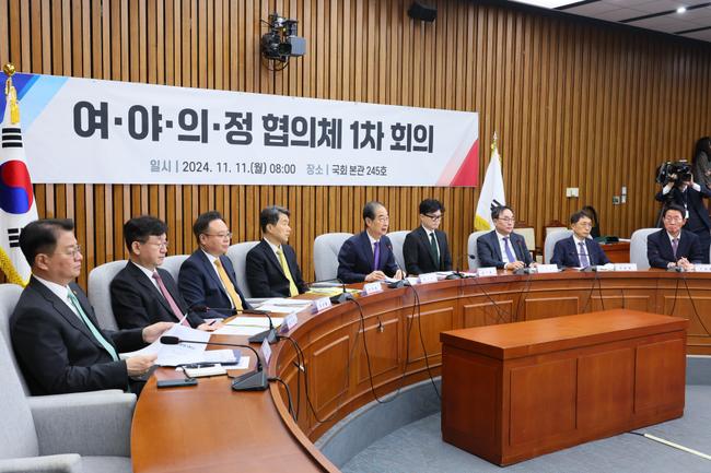 한덕수 국무총리가 11일 국회에서 열린 여야의정 협의체` 1차회의에서 인사말을 하고 있다.