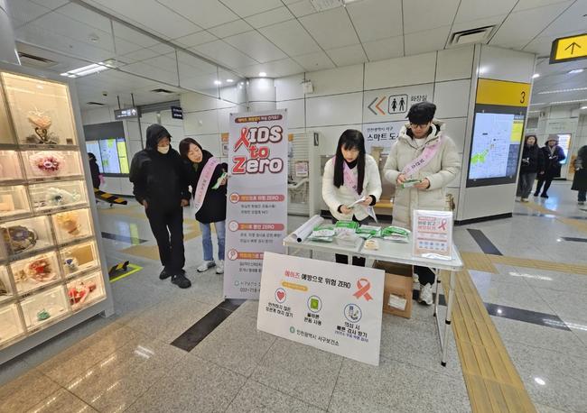 인천광역시 서구(구청장 강범석)는 `제37회 세계 에이즈의 날(12월 1일)`을 맞아 11월 25일부터 26일까지 서구청역, 검단사거리역 역사에서 캠페인을 진행했다.