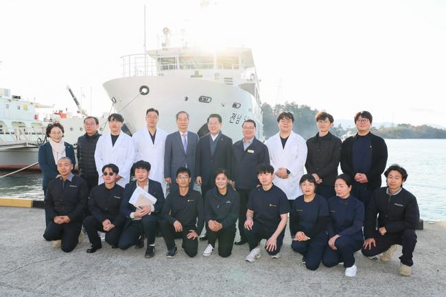 한덕수 국무총리가 29일 전남 여수시 신월동 선착장에서 전남 511호 병원선 앞에서 근무자들과 기념 촬영을 하고 있다.