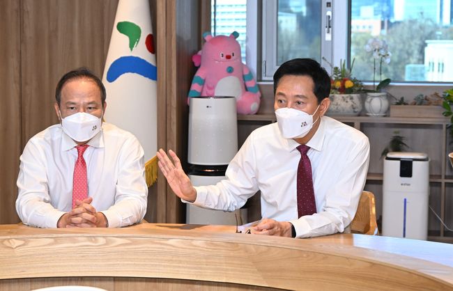 오세훈 서울시장이 10일(금), 황규석 서울시의사회 회장을 만나 호흡기 질환의 해결 방안을 모색하고 있다.