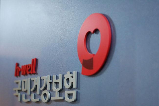 2023년 건강보험 보장률이 전년도 대비 0.8% 하락한 가운데, 정부는 비급여 관리 강화와 실손보험 개혁을 통해 과잉 의료를 억제하고, 중증 · 희귀질환 및 취약계층의 필수의료 보장을 지속적으로 강화하겠다고 밝혔다.