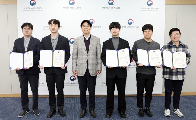 김형렬 행복청장(왼쪽에서 3 번째)이 적극행정 우수공무원(5명) 수상자들에게 상장을 수여하고 기념촬영을 하고 있다.