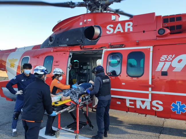 2024. 12. 15. 중앙119구조본부 수도권 특수구조대는 권역외상센터인 의정부성모병원 의료진과 함께 교통사고 현장으로 출동하여 중증외상환자 70대 남성 A씨에게 필요한 응급처치 시행하고, 파주의료원으로 인계했다. (사진=소방청 제공)