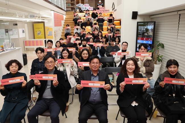 마포구(구청장 박강수)는 2025년 1월부터 청년들의 능력 개발과 구직활동을 지원하는 맞춤형 사업을 본격적으로 추진한다.