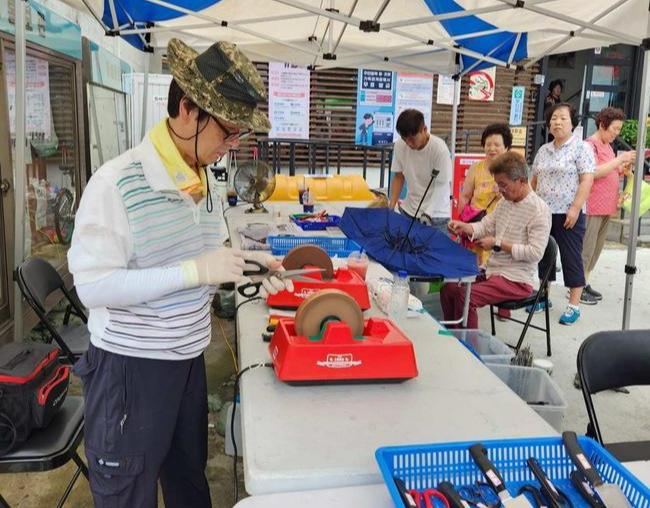 관악구(구청장 박준희)가 구직난으로 어려움을 겪는 취약계층의 생계 안정을 위해 `2025년 상반기 지역공동체일자리 사업` 참여자를 모집한다.