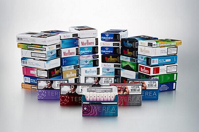 한국필립모리스는 기존 4종 제품에만 부착되던 `위기가구 발굴 · 지원` 안내 문구를 전 제품(일반담배 28종 · 전자담배 22종, 총 50종)으로 확대해 담뱃갑 상단 내부 공간에 삽입한다. (사진=한국필립모리스)