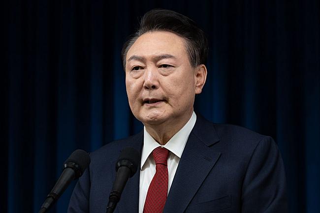 윤석열 대통령의 탄핵에 대한 여론조사에서 찬성이 57%, 반대가 38%로 나타났다.