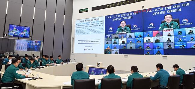 이한경 행정안전부 재난안전관리본부장이 3일 정부세종청사 중앙재난안전상황실에서 2.4. · 2.7일 한파 · 대설 대비 관계기관 대책회의를 주재하고 있다.