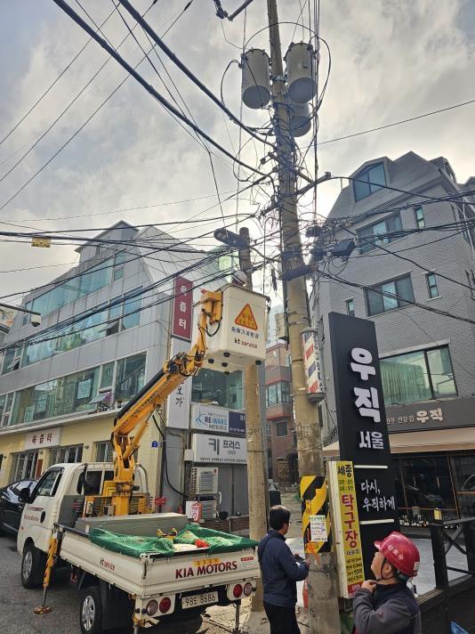 마포구(구청장 박강수)는 2025년 12월까지 복잡하게 얽혀 있어 도시미관을 저해하고 안전상의 문제를 유발하는 공중케이블 정비에 나설 계획이다.