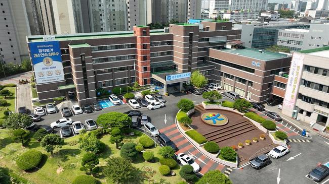 광주시교육청(교육감 이정선)이 대전 한 초등학교에서 발생한 사건과 관련해 긴급회의를 열고 학교 안전사고 예방에 나섰다.